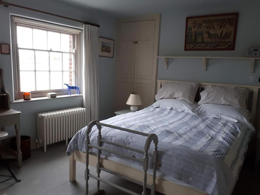 No. 27'S Self-Catering Flat For A Memorable Break. Lägenhet Bridport Exteriör bild